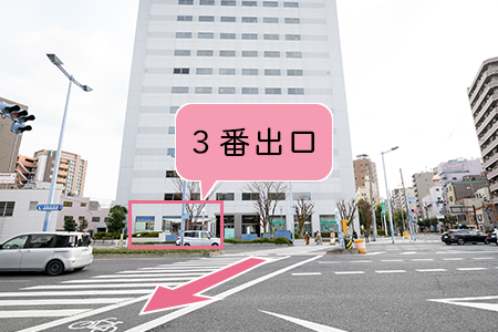 3番出口より地上へ、北側の横断歩道を渡ります