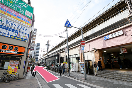 南側出口から出て、駅と吉野家の間を直進