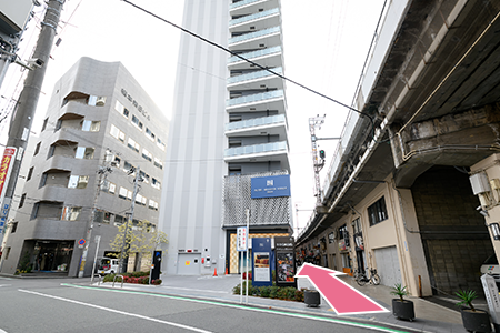 HOTEL HANSHIN ANNEXと高架下の間を直進