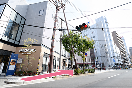 あみだ池筋に面する阪急OASISの角を左折し50m直進