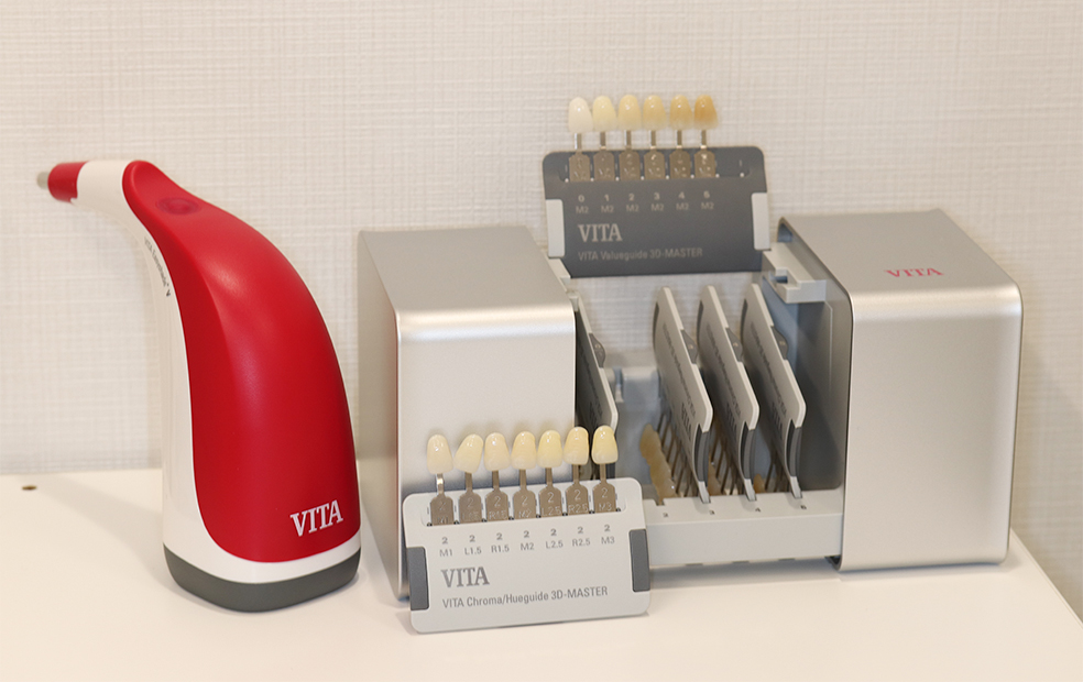 歯の色味を審査する器械